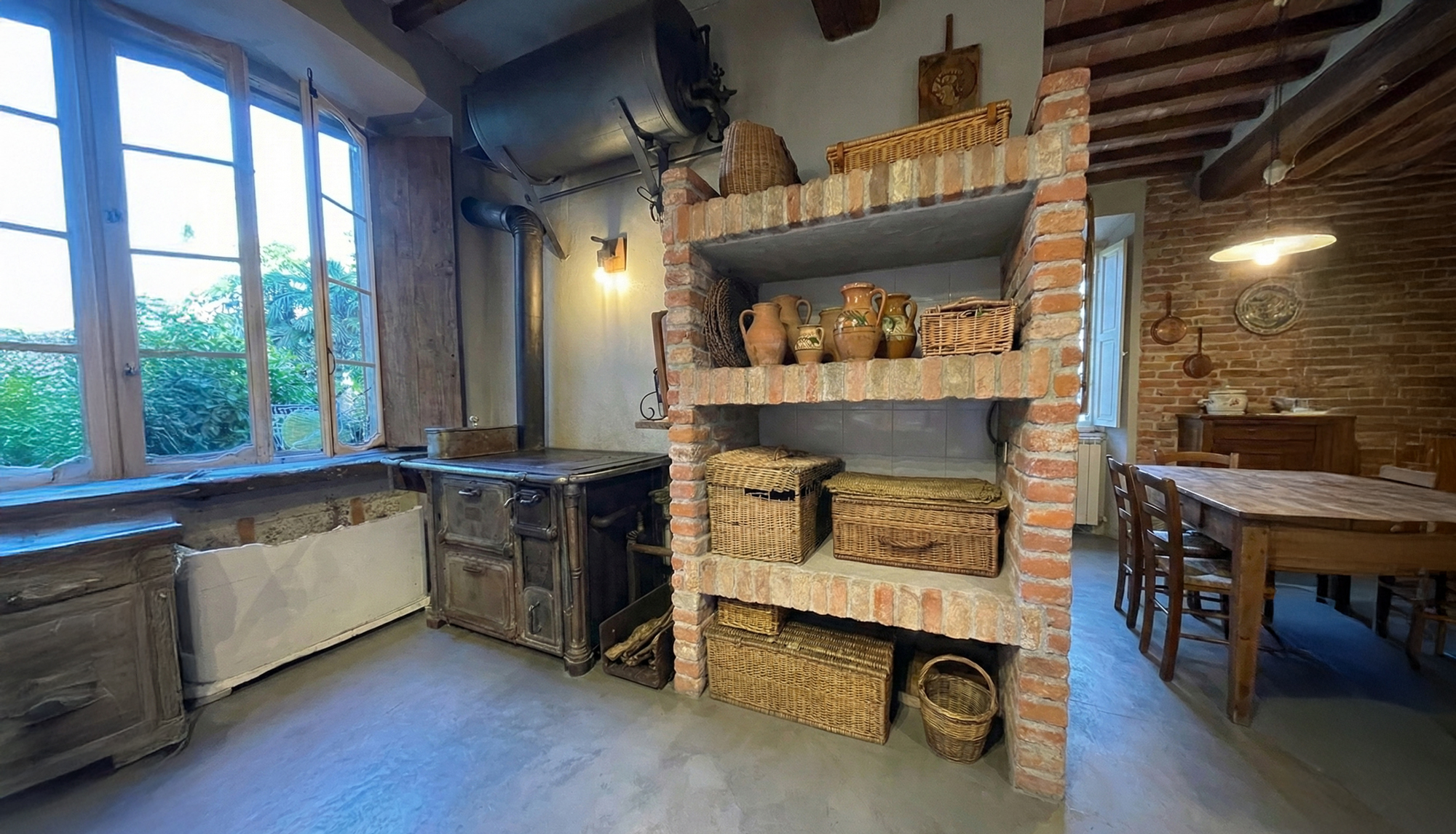 Angolo cucina con finestra, mattoni a vista e mensole in legno