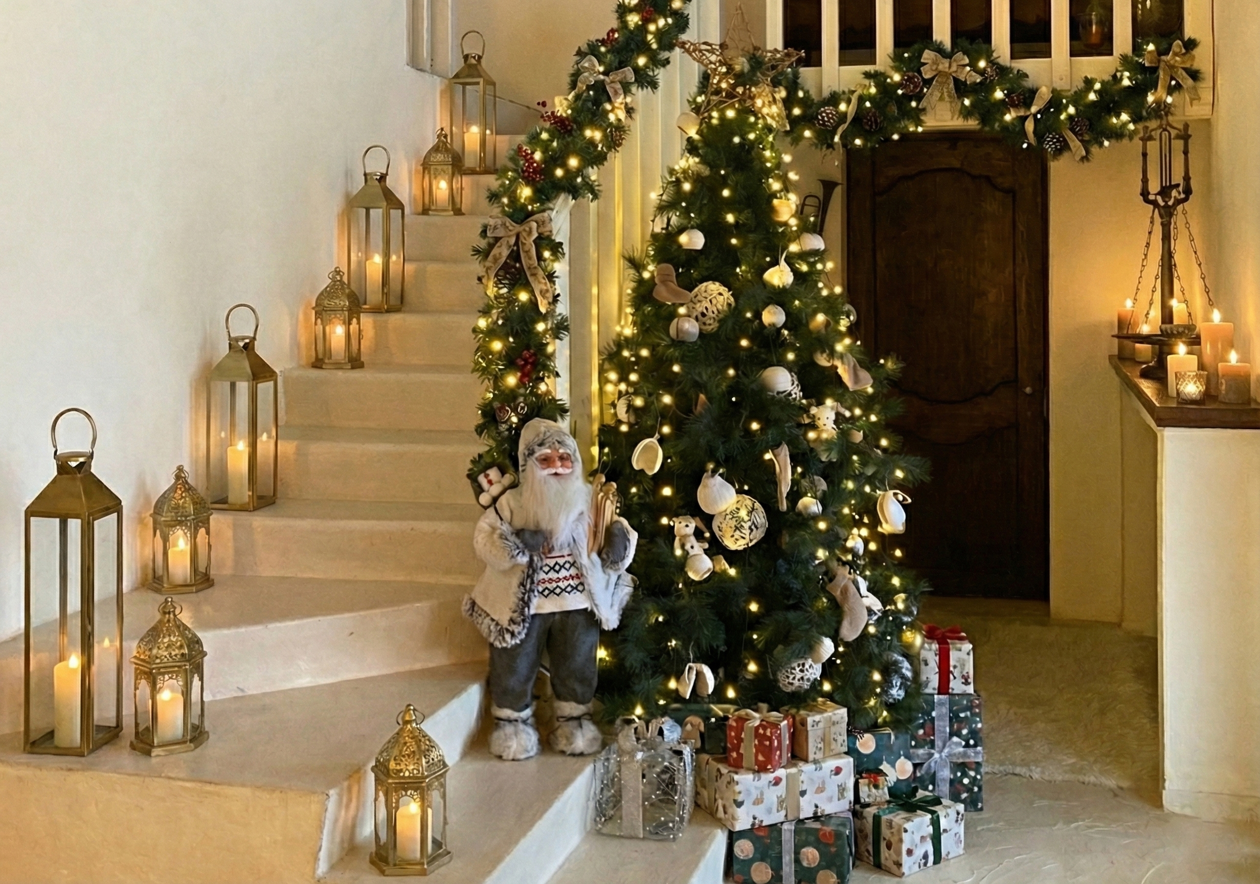 Allestimento natalizio con albero decorato e lanterne sulla scala