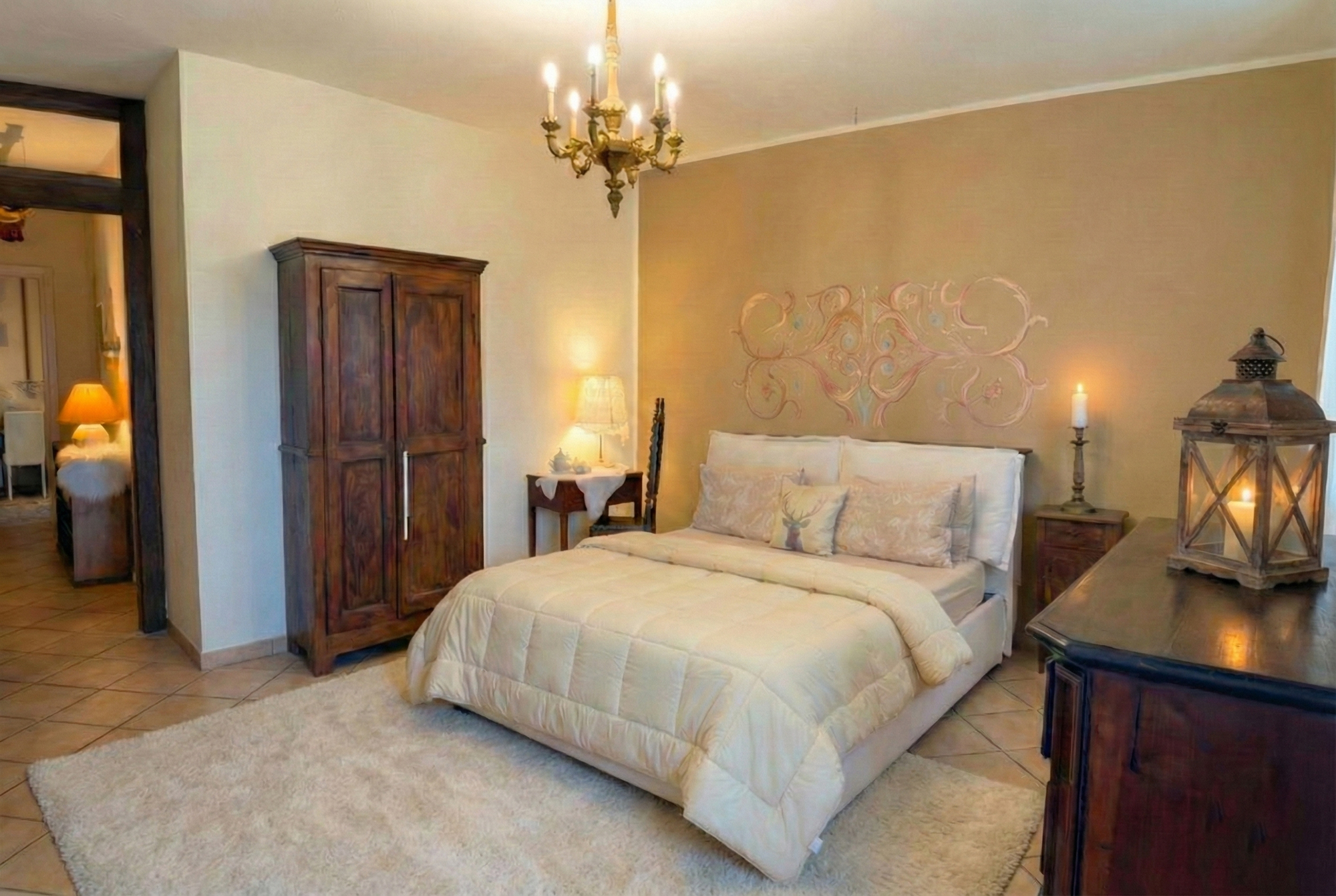 Camera da letto con arredi in legno e illuminazione calda