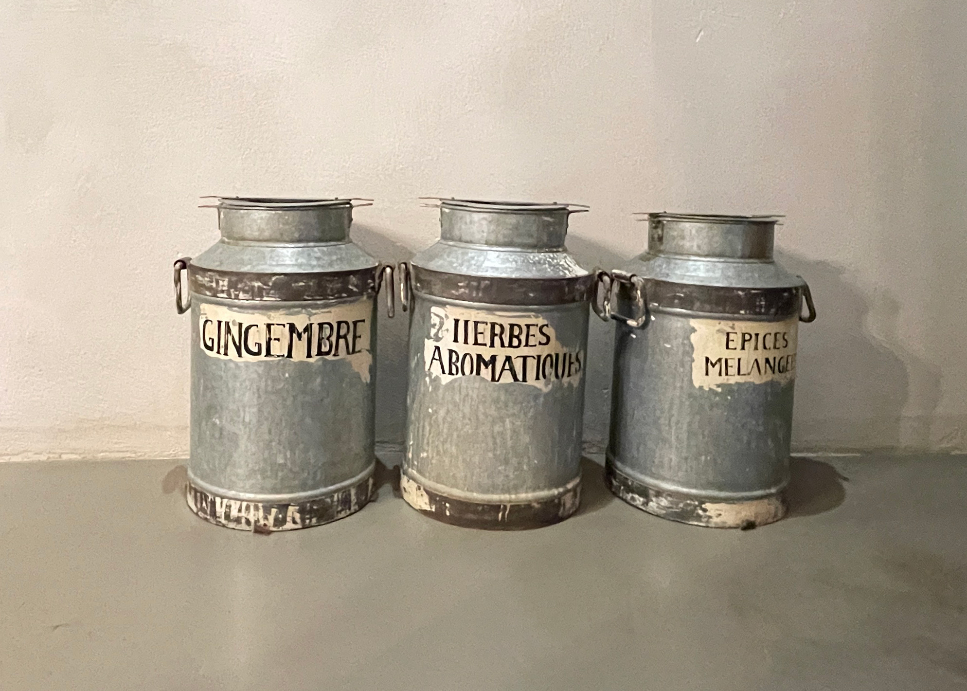 Tre contenitori metallici d’epoca utilizzati come decorazione